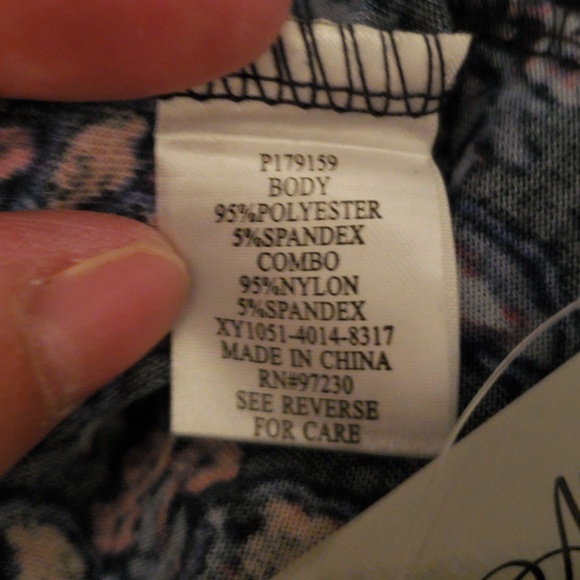 Absolutely Famous XL blouse NWT Navy blue w/lace - Picture 5 of 7